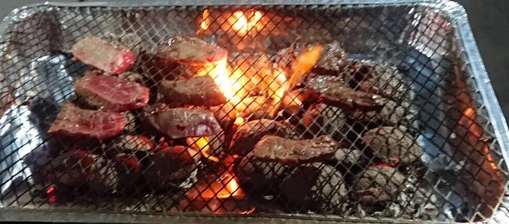 肉を焼いてる画像